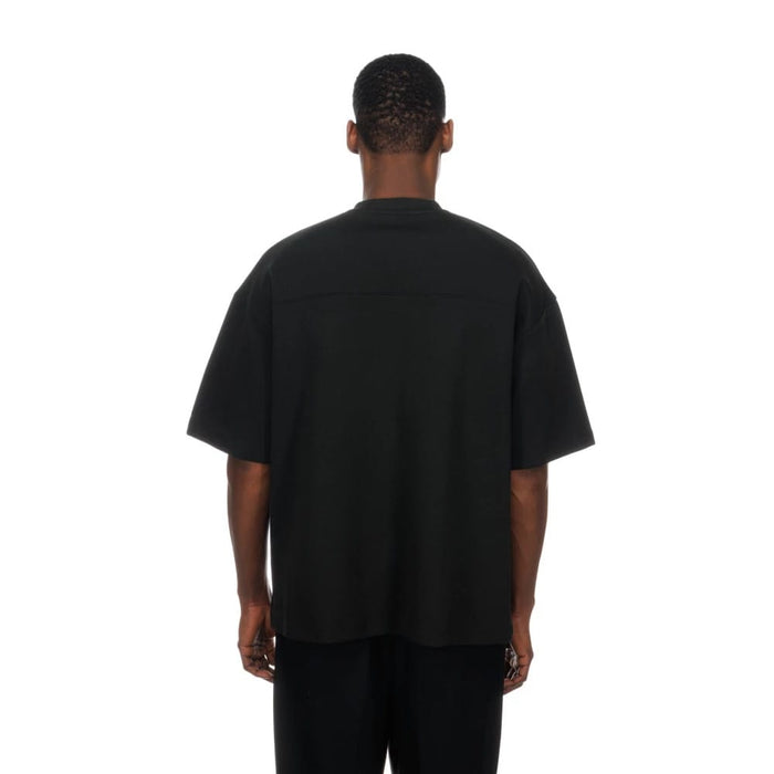 The model is wearing this NFL Las Vegas Raiders Boxy T-Shirt in black. 2