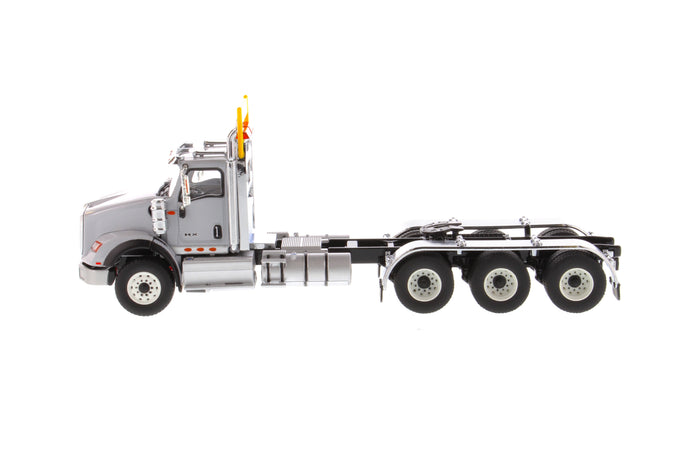 1:50 International HX620 Tridem Tractor- Light Grey, 71011