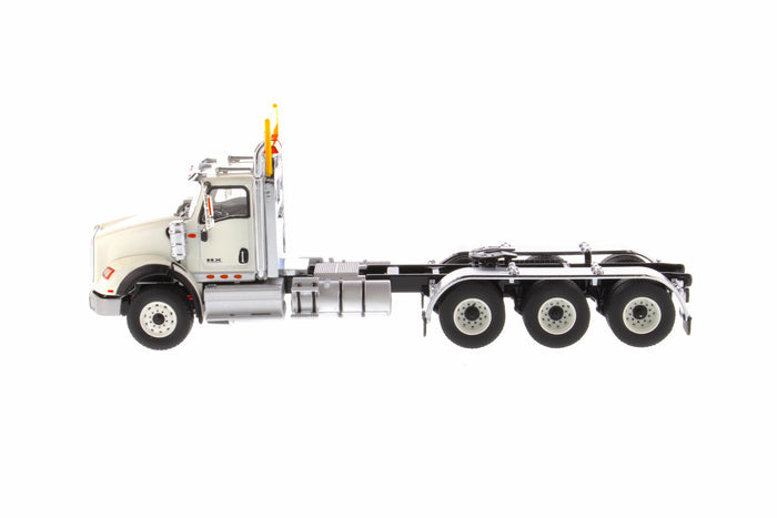 1:50 International HX620 Tridem Tractor- White, 71007