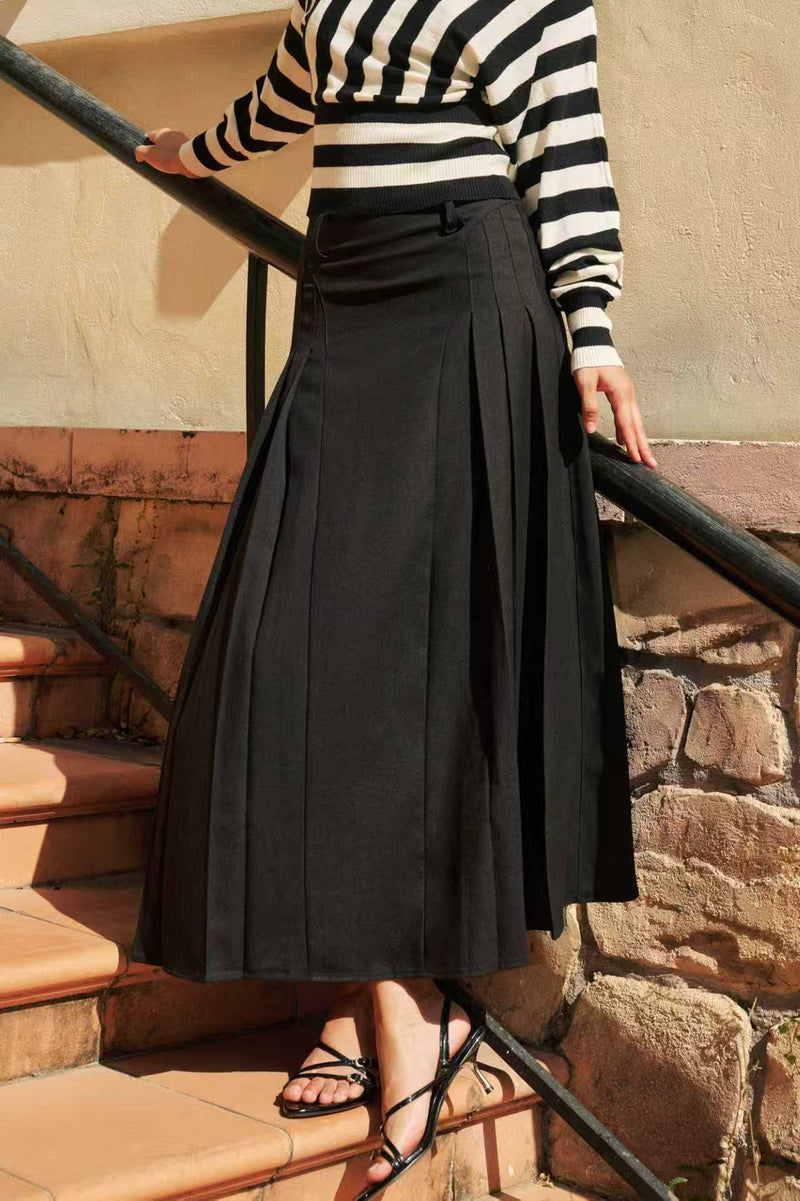 A line pleated skirt