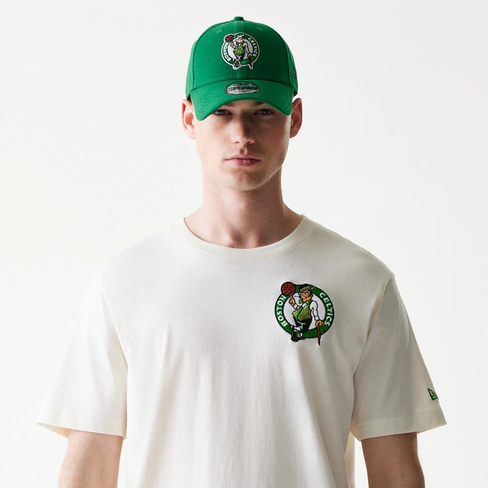 The model is wearing this NBA  Hotdog Boston Celtics T-Shirt in cream. 4