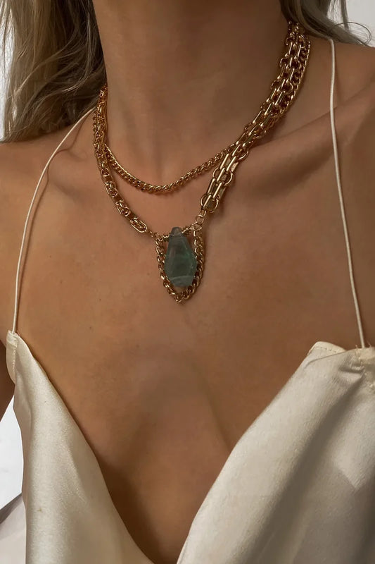 Necklace with refined detailing and an elegant finish.