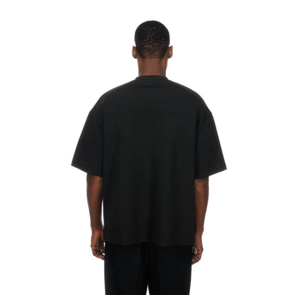 The model is wearing this NFL Las Vegas Raiders Boxy T-Shirt in black. 2