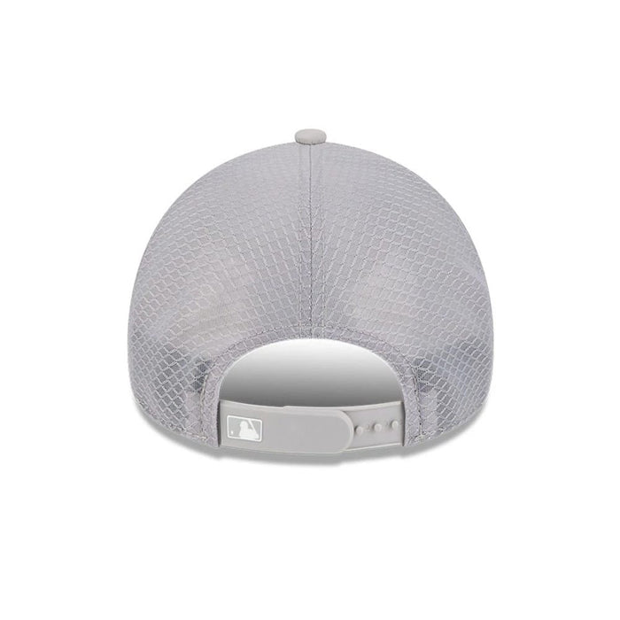 Pictured is this MLB Batting Practice 2026 New York Yankees 9FORTY Apex cap in grey. 2