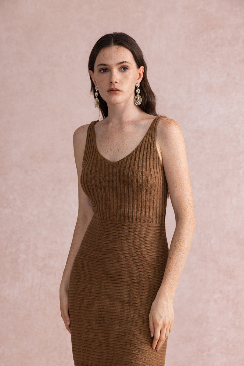 Sleeveless knit dress & shawl