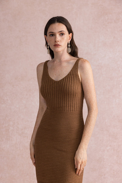 Sleeveless knit dress & shawl